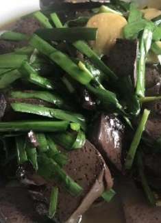 这才是韭菜烧鸭血的正确做法，成本不到3块钱，给肉都不换