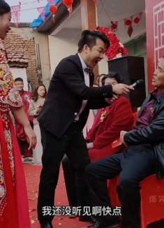 盘点那些婚礼上的爆笑瞬间 新媳妇喊爸听不过瘾 直接让喊爷啦