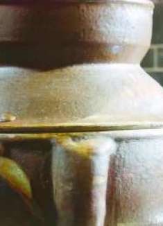 盬子鸡的烹制工具十分奇巧，看似普通陶瓦罐，却能让汤质清澈透底