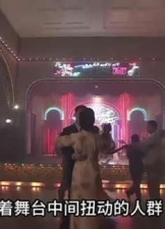 美女在舞厅和陌生男人跳舞，不料男人竟往她酒杯里下药