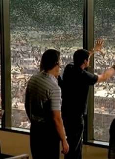 天空出现一黑色云朵，人们靠近才发现，竟是可怕的变种蝗群