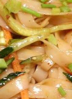 天热就来尝尝这碗凉拌面，爽口劲道，好吃又省事，全家吃得痛快