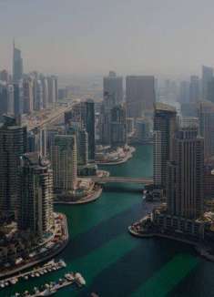 和我在迪拜的大厦楼顶走一走，呜喔呜喔