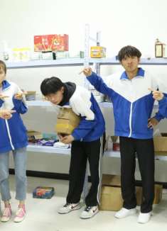 同学们的快递不翼而飞，老师查监控竟是新同学拿走的，怎么回事？