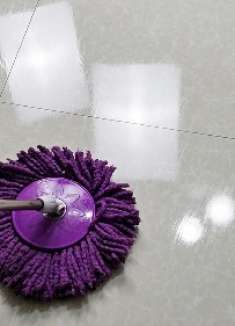 清水拖地等于白拖？教你用一小技巧，地板发亮不留灰，一周不用拖