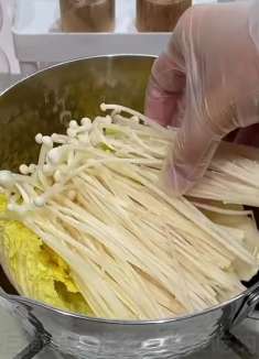 寒冷的冬夜来上一锅热乎乎的酸汤肥牛面真的太幸福啦