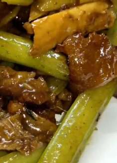 牛腩炒着吃的简单做法，没有多余的话，就是简单，好吃