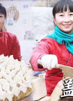 冬天适合吃饺子，学着春姐这样调馅，鲜嫩多汁，家人坐热炕吃舒服