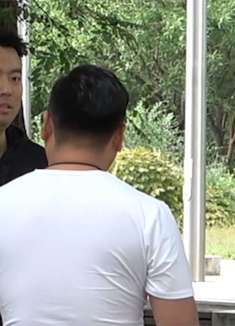 小伙找朋友趁女朋友不注意往她头上扣桶，还找人假装黑粉气她！