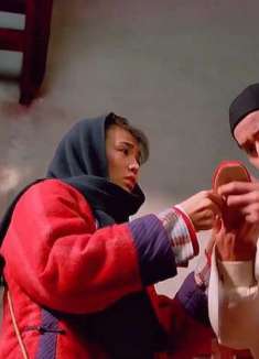 十三姨在后面上吊，黄飞鸿和美女啰嗦了半天都没发现，笑喷了