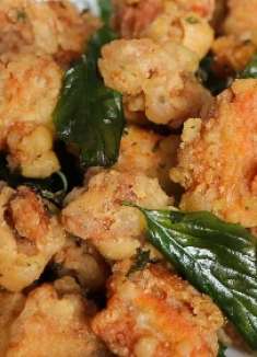 台湾很有特色的盐酥鸡做法，咸香酥脆，比在外面买的还好吃