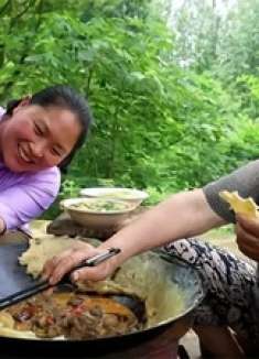 胖妹赶大集归来，肚子饿得咕咕叫，做农家地锅茄子，奶奶吃过瘾了