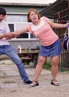 美女广东打工十年回家，到家门口吓的转身就跑，啥情况？