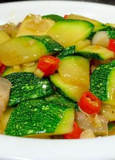 炒嫩南瓜不要直接下锅炒，学会一招，清脆爽口，不岀水不发黑，香