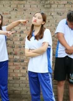 小燕子被“骄傲兽”附身，嫌弃小伙伴笨，结果被小伙伴狠狠教育