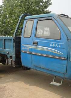 小伙开三轮挡了宝马车的路，惨遭车主一顿暴打，这年头谁横谁说话！