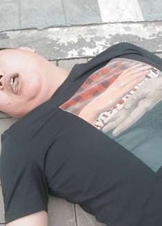 一群人追赶公交车，美女却误以为在追小偷，结果尴尬了