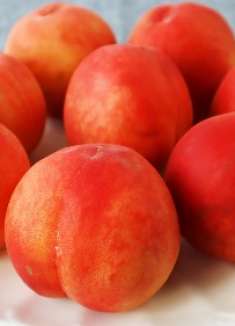 桃子终于便宜了，我家就爱这样吃，香甜松软，吃着太香了，过瘾