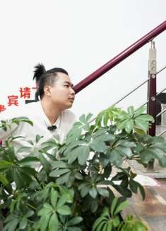 小伙想吃霸王餐，不料美女及时来还钱，这猪队友太搞笑了