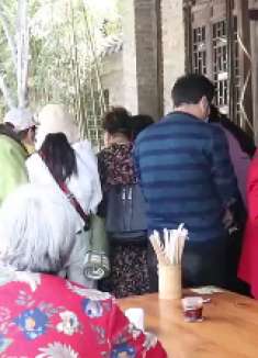 河南景区暴利凉皮，一小时卖光200碗，还要排队半小时才能吃到