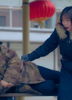 农村大爷路边休息，结果被女小偷惦记上，俩人对话太逗了