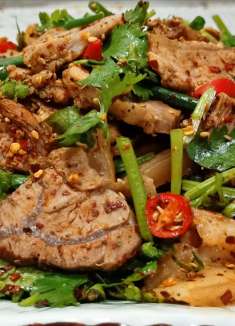 夏天吃肘子四川人喜爱这个样子做，鲜美爽口简略易学，下酒下饭