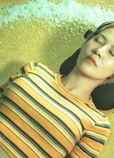 一群学生去山村鬼宅探险，要做一项召灵试验，惊悚片！