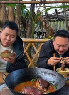 大口吃肉才爽，软烂入味的大蹄髈，啃的满嘴流油