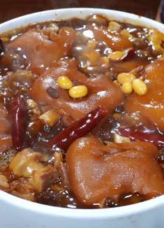 年夜饭给家人做一道黄豆焖猪蹄，满满的胶原蛋白，软烂入味