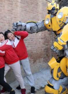 大黄蜂1：伙伴们奇遇大黄蜂机器人，面对机器人示好三人怎么办？