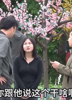 小伙给女朋友的生日礼物竟然是个男闺蜜，还让男闺蜜陪自己看电影