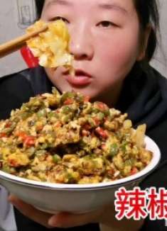 太下饭了，辣椒炒鸡蛋拌饭，配上小米椒越吃越上头，下饭神器