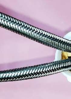 安装二合一水龙头，为什么要把钢丝软管提前塞进去？