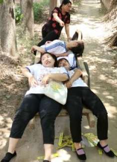 短剧：小伙伴们吃了捡来的食物肚子疼，小朋友不能这样做哦！