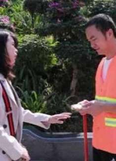 姑娘向路人求助，只有环卫工好心给她100，不久后惊喜来了