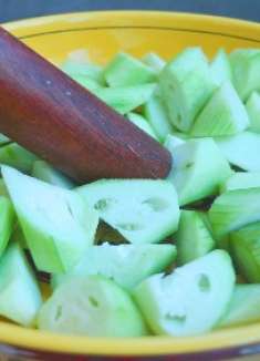 原来炒丝瓜切记不好先放油，大厨教你正确方法，不发黑不出汤