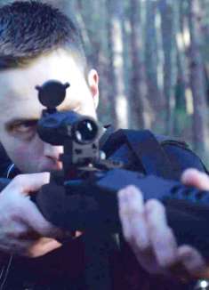 男子持枪闯入丛林，残害77名学生，惊悚电影