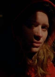 红衣女郎突破性单曲，我们在十月坠入爱河