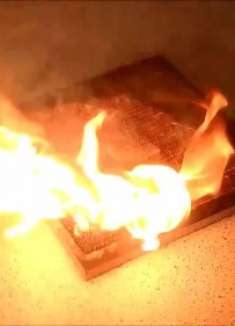 将火柴摆成金字塔状燃烧，如果有法老也被烧成碳