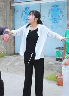 夫妻吵架，村里美女来劝架，没想美女说话一套一套的，这口才真牛