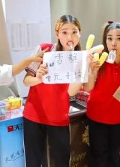 妈妈带姐妹俩来零食店，没想到傻妞和豆豆0元吃了10块雪糕，机智