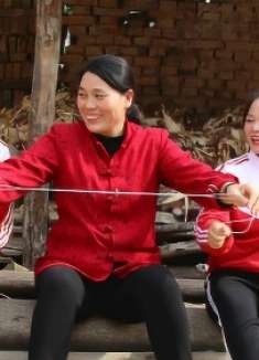 短剧:妈妈给姐妹做自己小时候的玩具