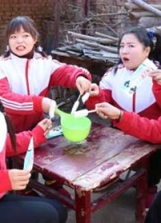 欢欢和小伙伴们一起烫雪糕吃，结果雪糕全都融化成了水，真搞笑