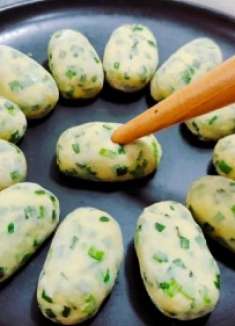 立秋后教你韭菜新吃法，不做馅饼不包饺子，我家3天一袋面粉，香