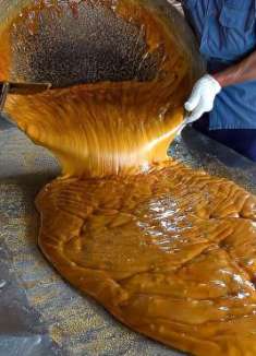 大爷高价收购农民甘蔗，自己加工成黑糖，翻倍卖25元城里人抢着吃