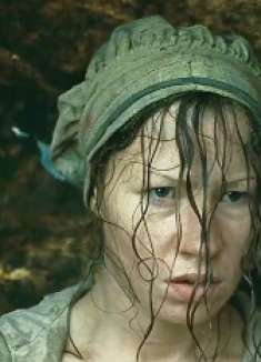 女人一年要生四个孩子，熟练躲桌底生娃，不料第26个竟发生了意外