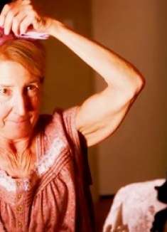 60岁老太因为单身太久，竟然爱上了年轻小伙，最后却把他埋进土里