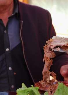 天冷了，食叔整了个大驴腿做垛子酱驴肉，大肉片子塞嘴里真过瘾