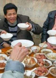 酒席上遇到这3种情况，尽早放下筷子走人，并不是迷信，长个记性