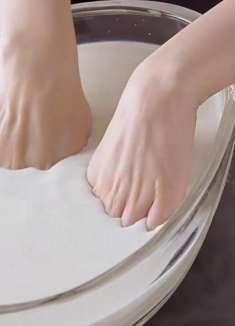 女孩用牛奶泡手，一泡便是十几年，终于练成了独门绝学，经典电影